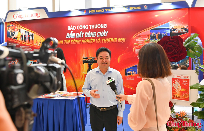 Tổng Biên tập Báo Công Thương Nguyễn Văn Minh trả lời phỏng vấn báo chí.
