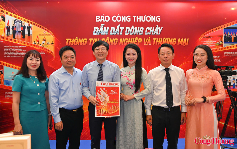 Các đại biểu tham quan gian trưng bày của Báo Công Thương.