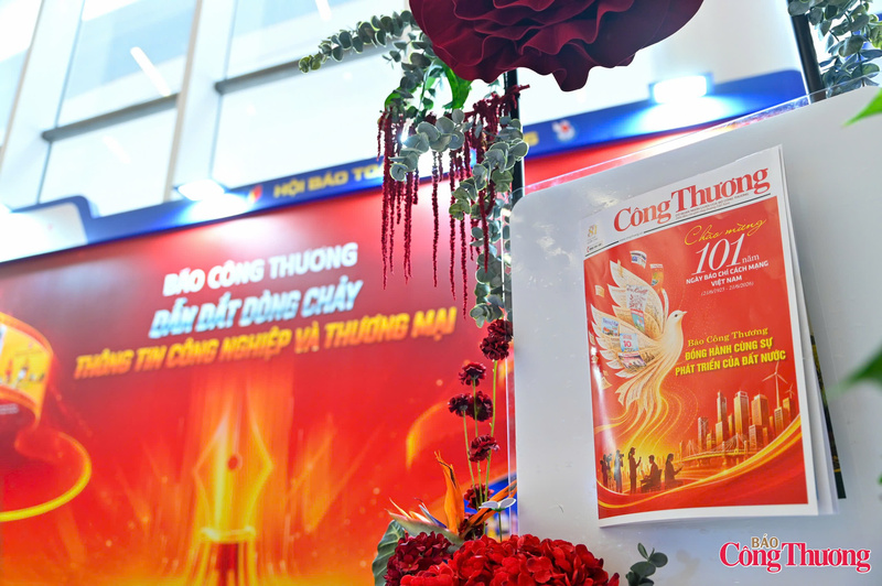 Gian trưng bày của Báo Công Thương nổi bật với cách bài trí chuyên nghiệp, nhiều sản phẩm báo chí và không gian giao lưu gần gũi với công chúng.