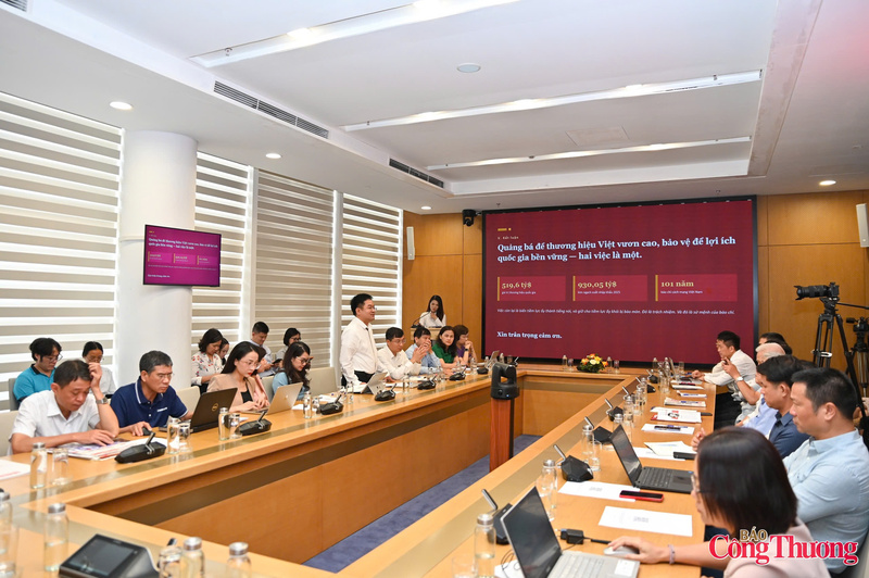 Tổng Biên tập Báo Công Thương Nguyễn Văn Minh phát biểu tại phiên thảo luận trong khuôn khổ Diễn đàn báo chí toàn quốc năm 2026.