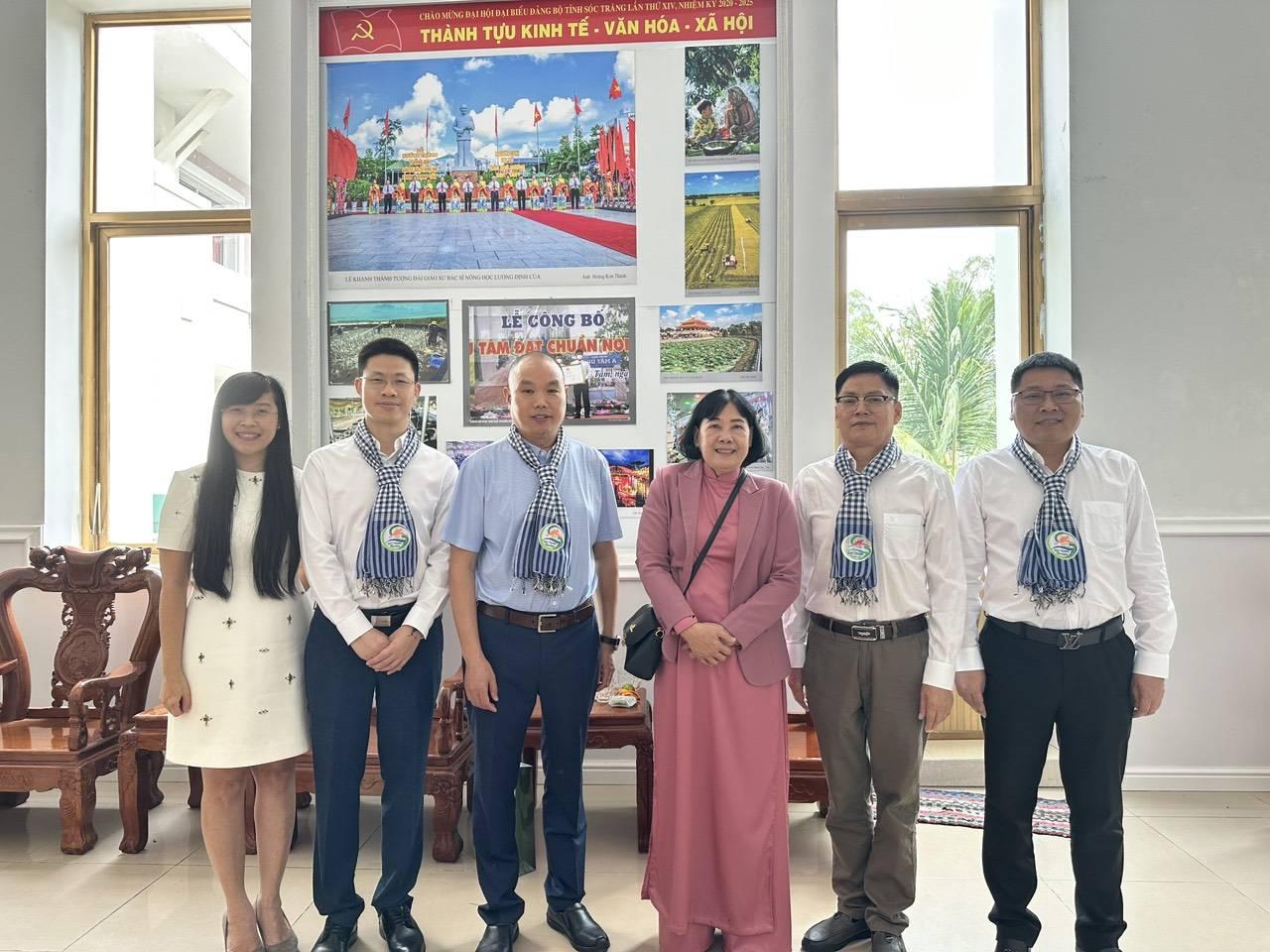 Nguoi-Trung-Quoc-qua-Viet-Nam-hay-mua-banh-pia-Soc-Trang-ve-lam-qua-8.jpg