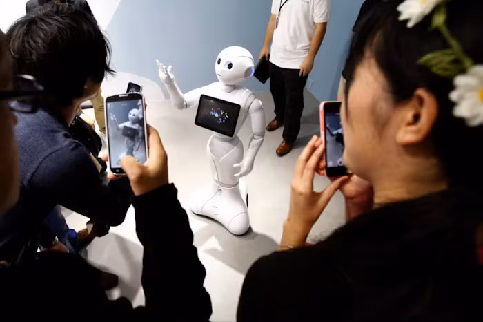 nhung-robot-dau-tien-cua-softbank-vao-nam-2014-cong-ty-robot-roze-do-softbank-hau-thuan-du-kien-se-niem-yet-co-phieu-trong-tuong-lai-gan-voi-muc-tieu-dinh-gia-len-toi-100-ty-do-la.png.avif