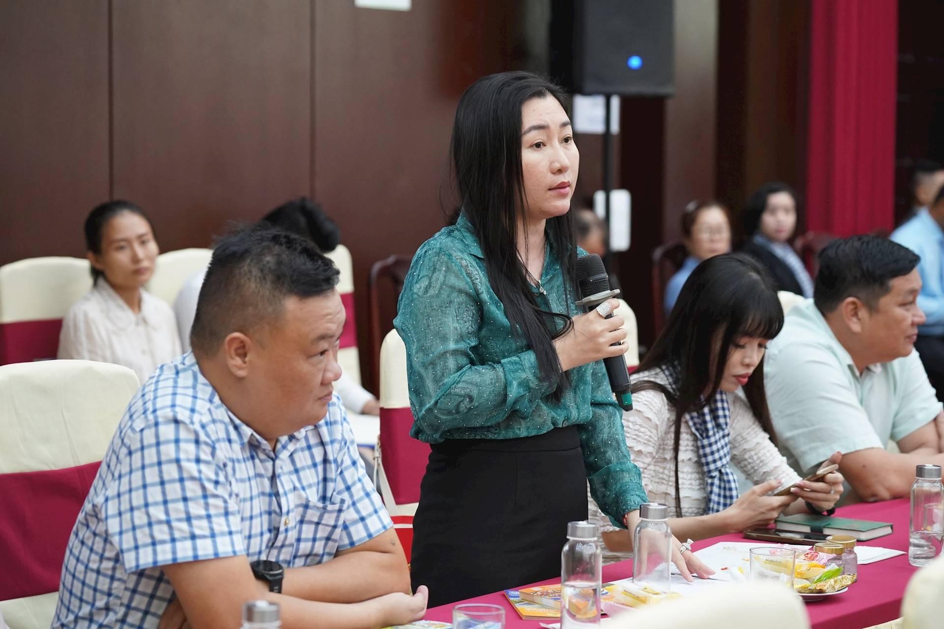 Nguoi-Trung-Quoc-qua-Viet-Nam-hay-mua-banh-pia-Soc-Trang-ve-lam-qua-2.jpg