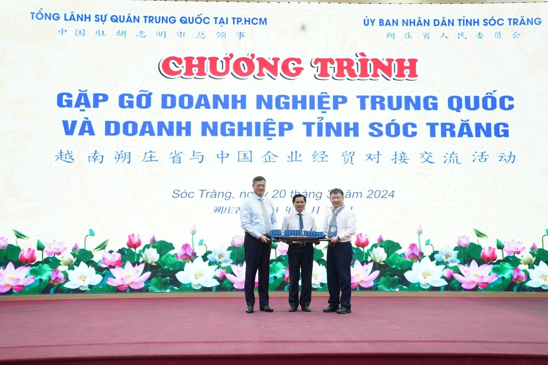 Nguoi-Trung-Quoc-qua-Viet-Nam-hay-mua-banh-pia-Soc-Trang-ve-lam-qua-3.jpg