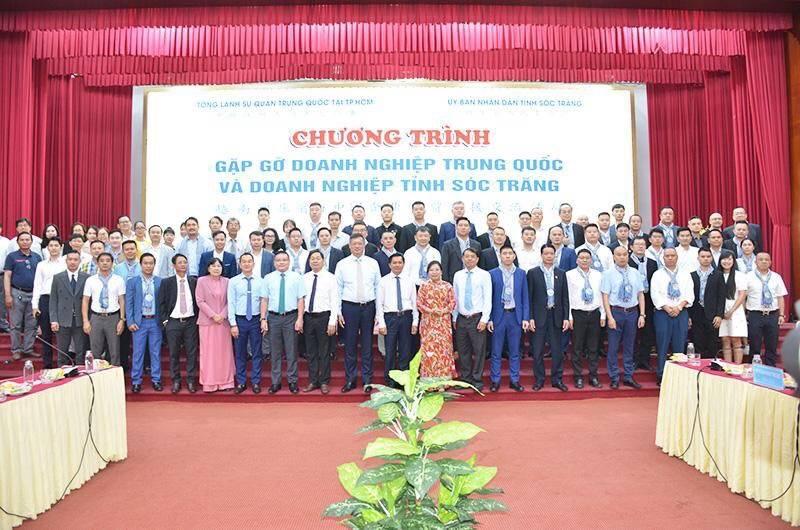 Nguoi-Trung-Quoc-qua-Viet-Nam-hay-mua-banh-pia-Soc-Trang-ve-lam-qua-6.jpg