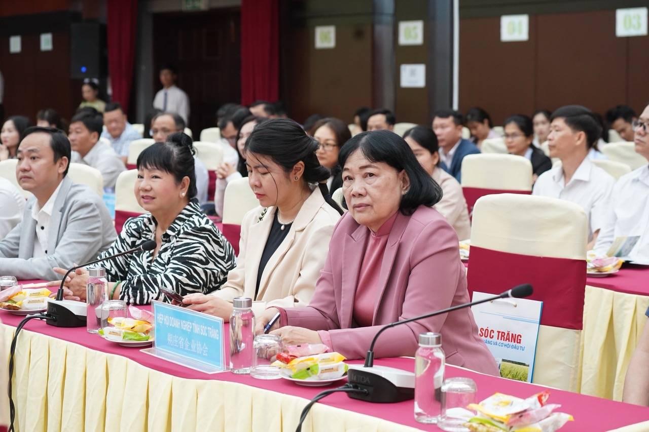 Nguoi-Trung-Quoc-qua-Viet-Nam-hay-mua-banh-pia-Soc-Trang-ve-lam-qua-7.jpg