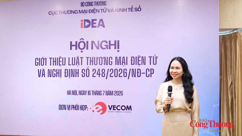Bà Lê Hoàng Oanh, Cục trưởng Cục Thương mại điện tử và Kinh tế số giới thiệu những điểm mới về Luật Thương mại điện tử.