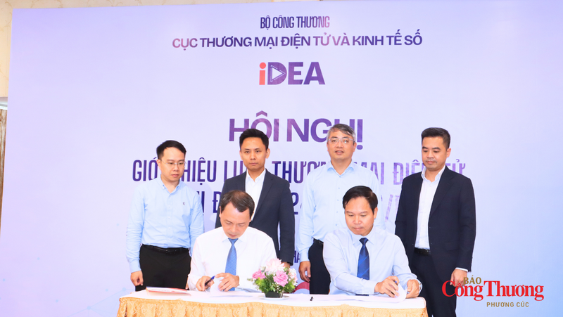 Lễ ký kết Biên bản ghi nhớ hợp tác đào tạo, thể hiện cam kết phối hợp giữa hiệp hội, cơ sở đào tạo và các đơn vị liên quan trong việc phát triển nguồn nhân lực thương mại điện tử.