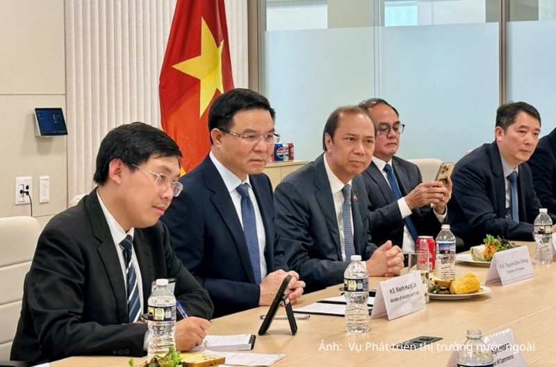 Bộ trưởng Bộ Công Thương Lê Mạnh Hùng cùng Đại sứ Đặc mệnh toàn quyền Việt Nam tại Hoa Kỳ, lãnh đạo Bộ Tài chính, Bộ Nội vụ làm việc với lãnh đạo Phòng Thương mại Hoa Kỳ (USCC).