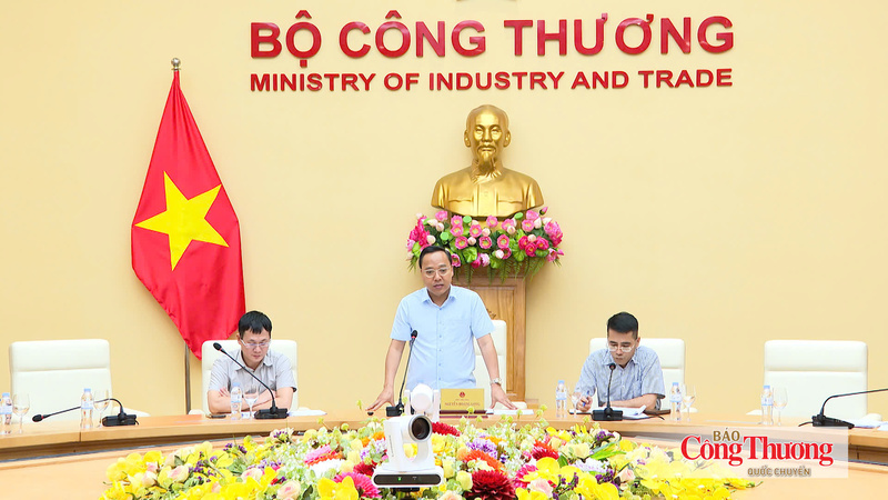 Thứ trưởng Bộ Công Thương Nguyễn Hoàng Long chủ trì cuộc họp.