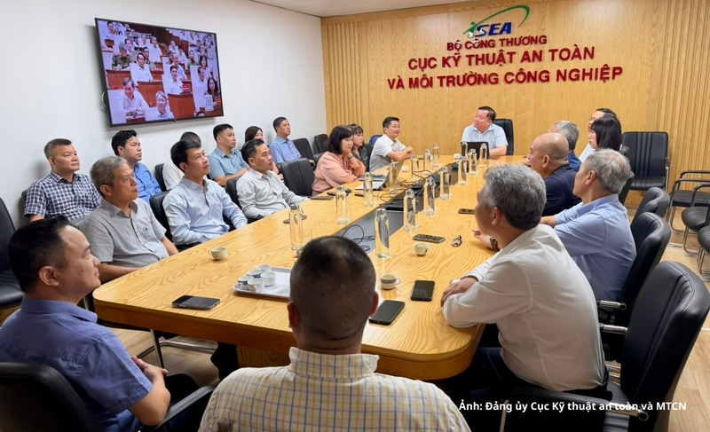 Đảng viên học tập, quán triệt, triển khai nghị quyết tại điểm cầu Cục Kỹ thuật an toàn và Môi trường công nghiệp.