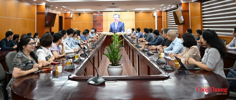 Đảng viên tham dự học tập quán triệt nghị quyết tại điểm cầu Bộ Công Thương.