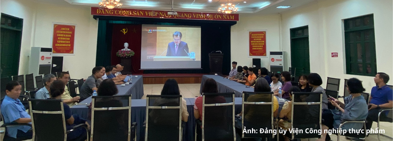Đảng viên học tập, quán triệt, triển khai nghị quyết tại điểm cầu Đảng bộ Viện Công nghiệp thực phẩm.