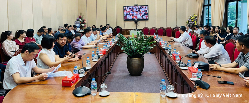 Đảng viên tham dự học tập quán triệt Nghị quyết tại điểm cầu Tổng Công ty Giấy Việt Nam.