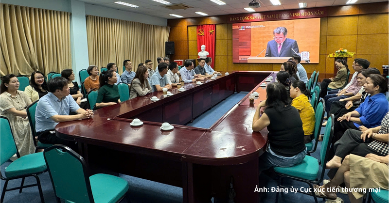 Đảng viên học tập, quán triệt, triển khai nghị quyết tại điểm cầu Cục Xúc tiến thương mại.