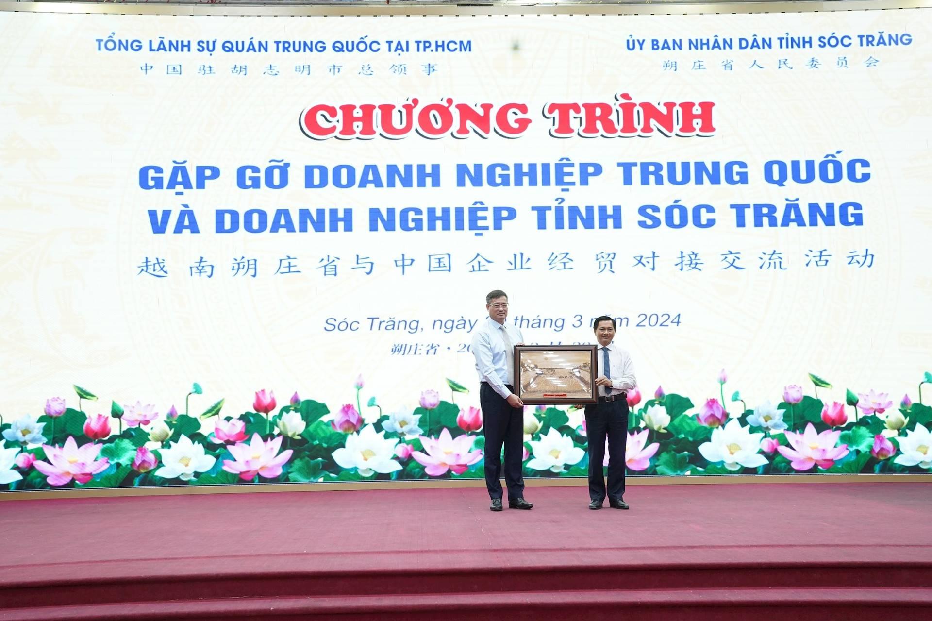 Nguoi-Trung-Quoc-qua-Viet-Nam-hay-mua-banh-pia-Soc-Trang-ve-lam-qua-4.jpg