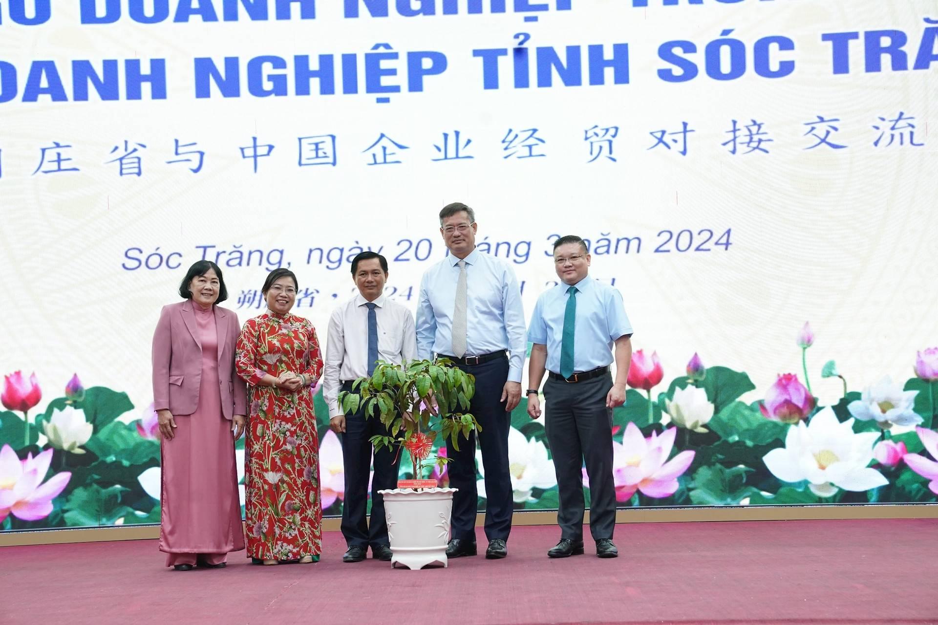 Nguoi-Trung-Quoc-qua-Viet-Nam-hay-mua-banh-pia-Soc-Trang-ve-lam-qua-5.jpg