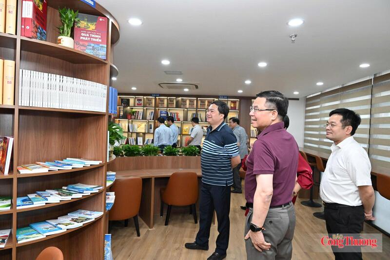 Bộ trưởng Lê Mạnh Hùng cùng đại diện các đơn vị trực thuộc Bộ Công Thương trải nghiệm Không gian văn hóa đọc. Ảnh: Cấn Dũng