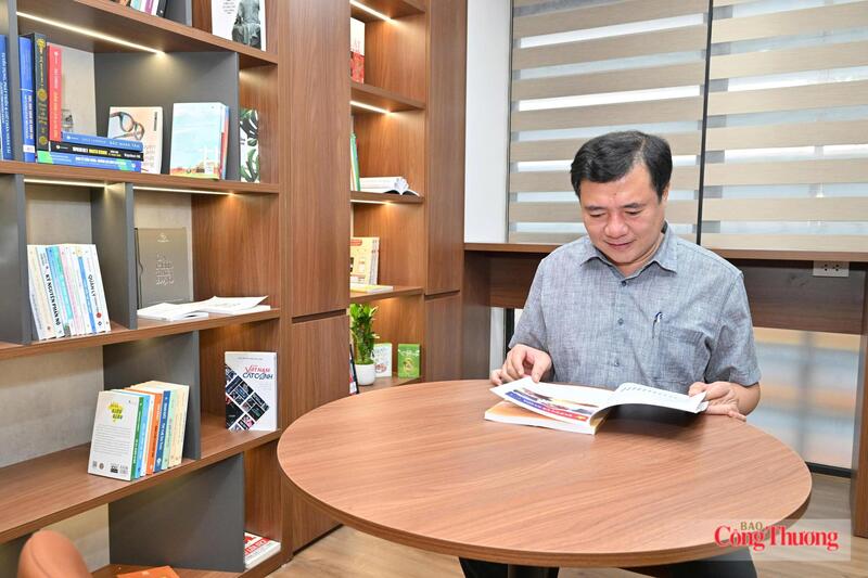 Thứ trưởng Nguyễn Sinh Nhật Tân trải nghiệm tại Không gian văn hóa đọc. Ảnh: Cấn Dũng