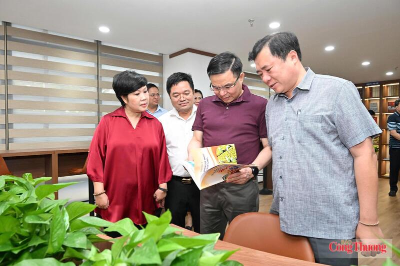 Bộ trưởng Lê Mạnh Hùng, Thứ trưởng Nguyễn Sinh Nhật Tân, cùng đại diện các đơn vị trực thuộc Bộ Công Thương trải nghiệm Không gian văn hóa đọc. Ảnh: Cấn Dũng