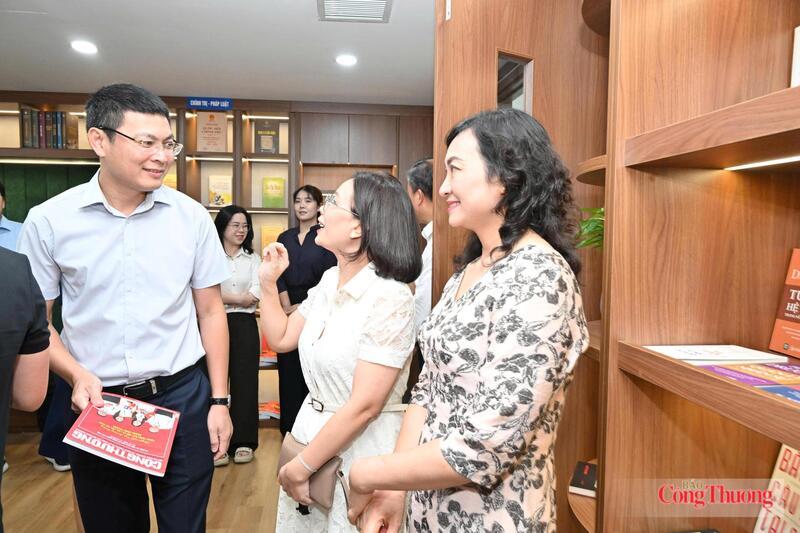 Thứ trưởng Phan Thị Thắng cùng cán bộ, công chức, viên chức trải nghiệm Không gian văn hóa đọc ngành Công Thương. Ảnh: Cấn Dũng