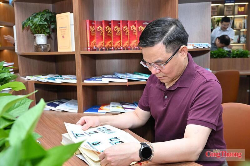 Bộ trưởng Lê Mạnh Hùng tìm hiểu về các sản phẩm sách tại Không gian văn hóa đọc. Ảnh: Cấn Dũng
