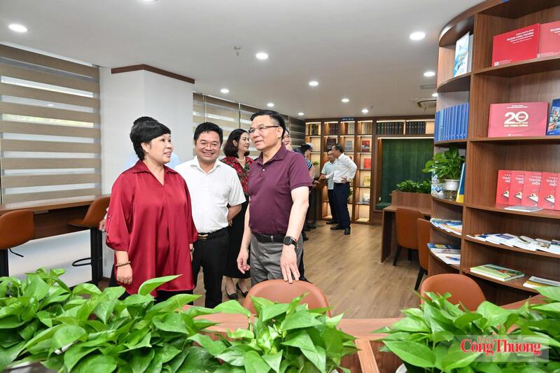 Không gian văn hóa đọc được kỳ vọng là nơi các cán bộ, công chức, viên chức trao đổi tri thức, chuyên môn nghiệp vụ. Ảnh: Cấn Dũng