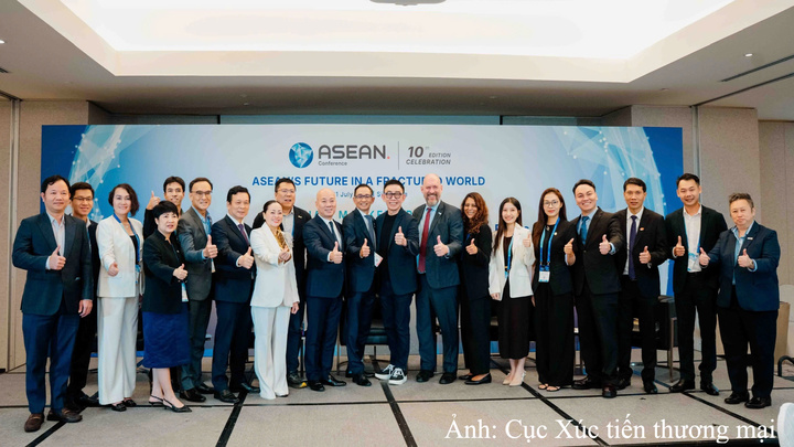 Hội nghị ASEAN lần thứ 10 được tổ chức với chủ đề “Tương lai ASEAN trước biến động thế giới”