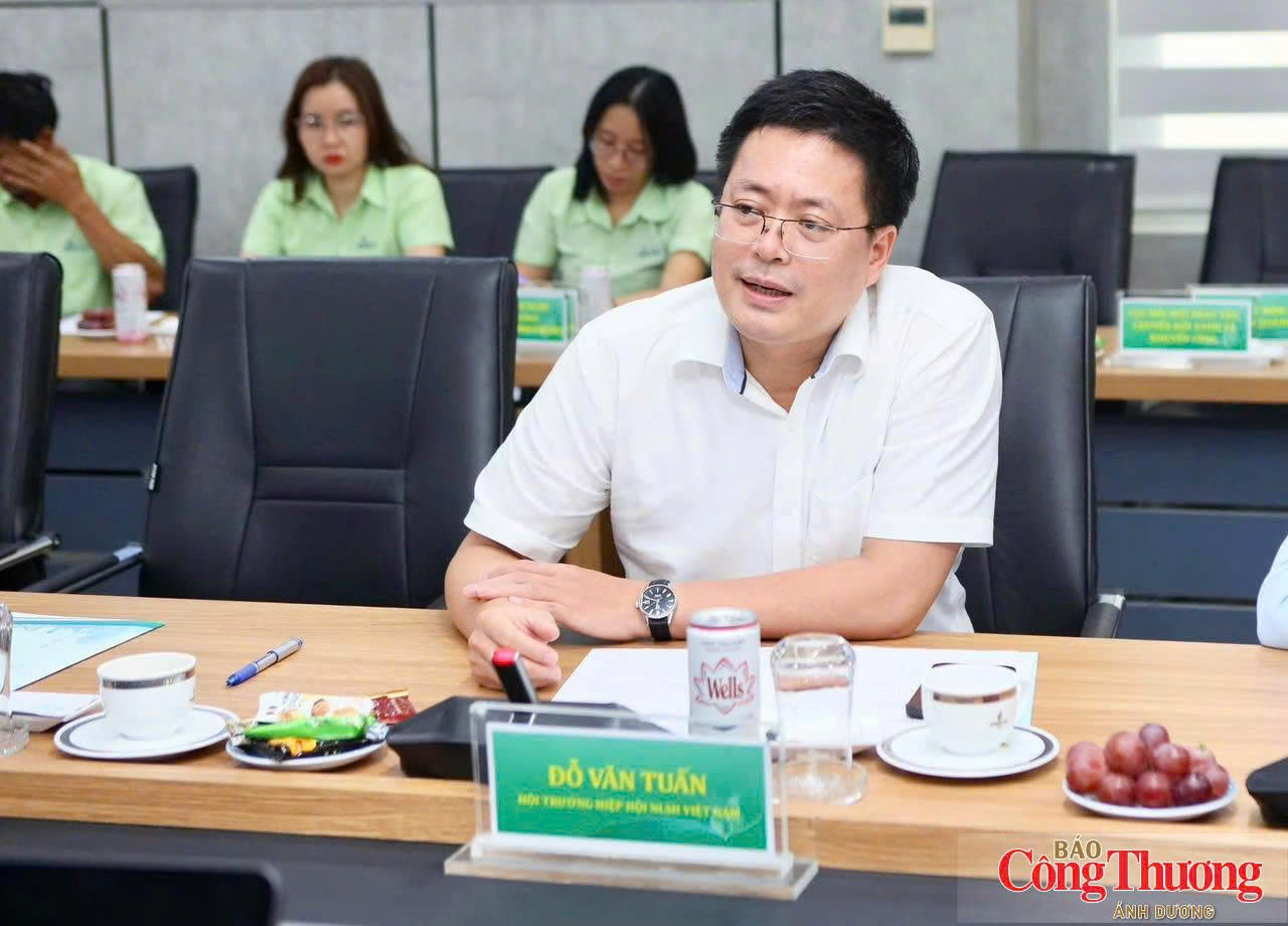 Ông Đỗ Văn Tuấn, Chủ tịch Hiệp hội Nhiên liệu sinh học Việt Nam (trái) nêu ý kiến về việc xem xét kêu gọi hạn chế xuất khẩu sắn lát khô để chuyển sang các sản phẩm chế biến sâu.
