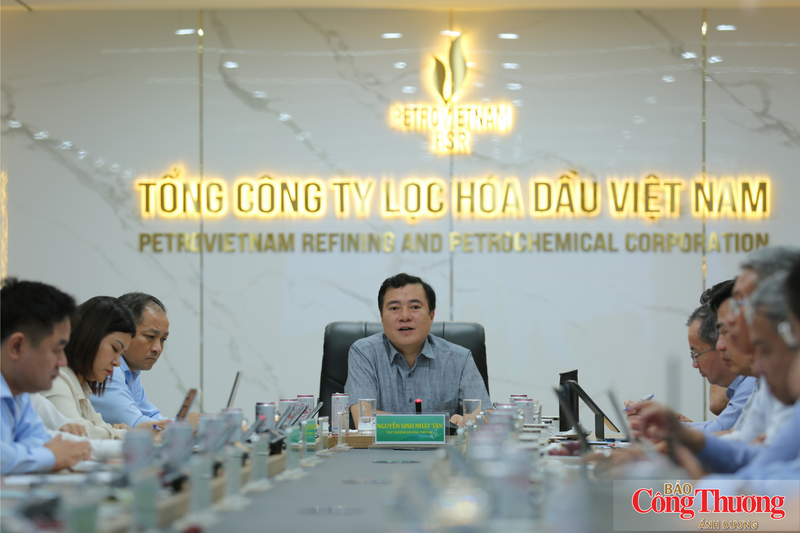 Sau khi kiểm tra thực tế, Thứ trưởng Nguyễn Sinh Nhật Tân cùng đoàn công tác đã có buổi làm việc với các nhà máy nhiên liệu sinh học về các vấn đề liên quan.
