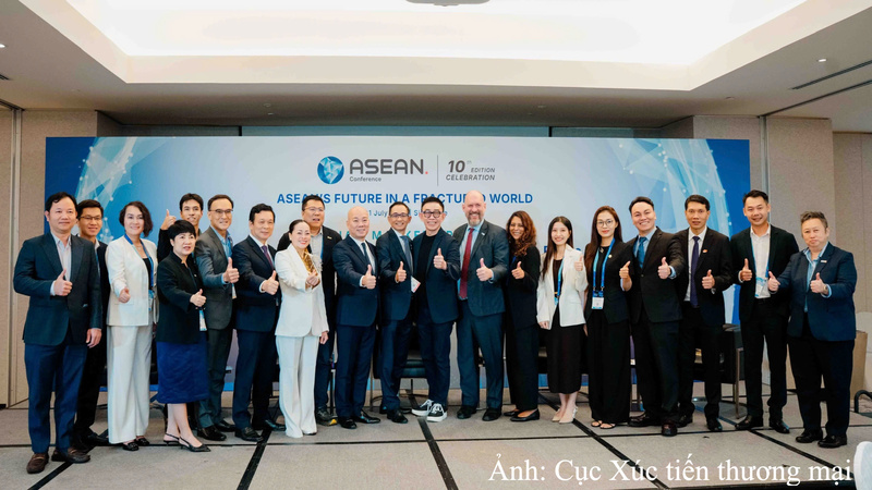 Hội nghị ASEAN lần thứ 10 được tổ chức với chủ đề “Tương lai ASEAN trước biến động thế giới”
