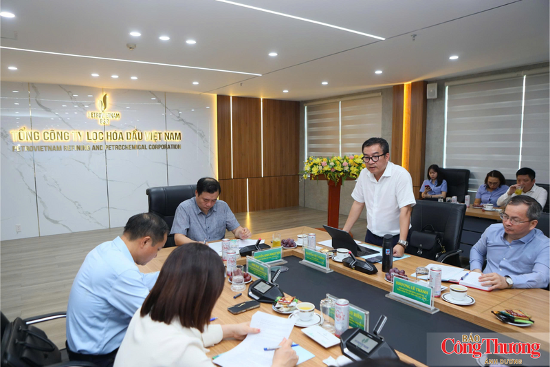 Ông Nguyễn Việt Thắng, Tổng giám đốc BSR báo cáo với đoàn công tác.