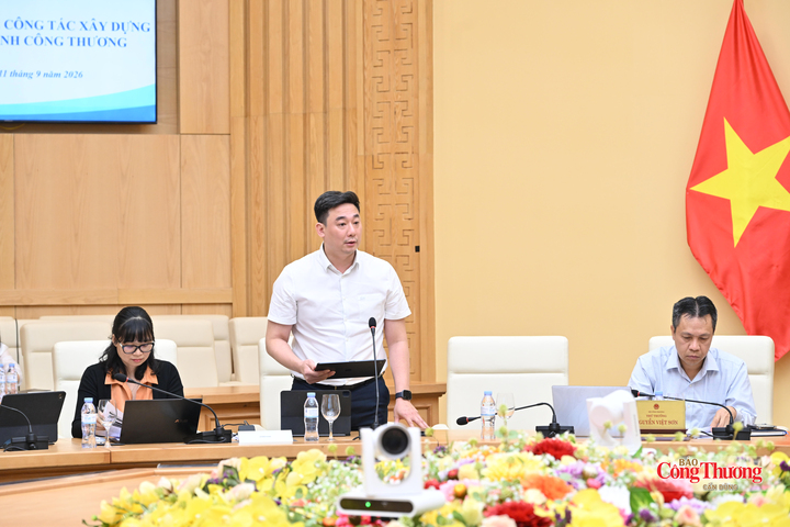 Vụ trưởng Vụ Pháp chế - ông Ngô Đức Minh báo cáo tại cuộc họp
