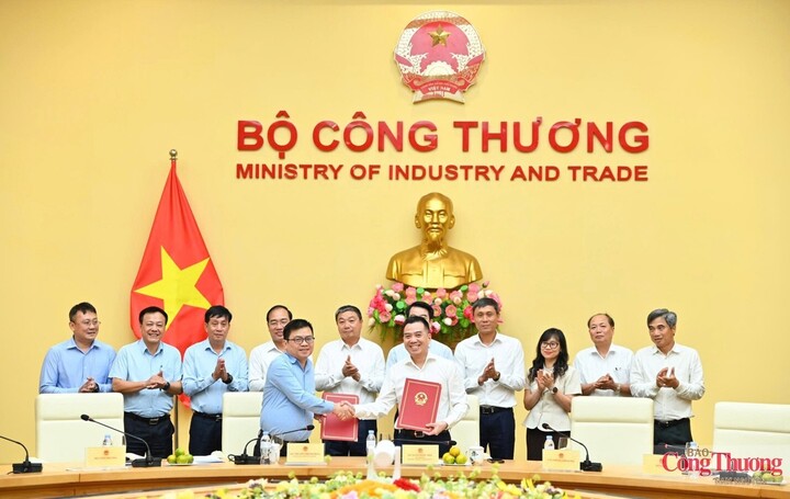Thứ trưởng Bộ Công Thương Trương Thanh Hoài và Thứ trưởng Bộ Nông nghiệp và Môi trường Đặng Ngọc Điệp thực hiện nghi thức ký biên bản bàn giao