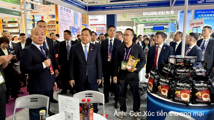 Khu gian hàng Việt Nam có hơn 120 doanh nghiệp, đến từ 22 tỉnh, thành phố, trưng bày trên diện tích gần 4.000 m².