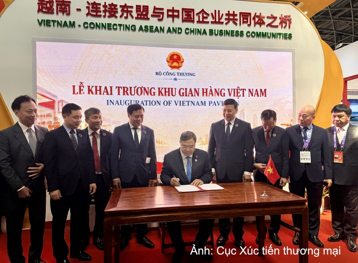 Phó Thủ tướng Thường trực Phạm Gia Túc viết lưu bút chúc mừng doanh nghiệp Việt Nam tham gia Hội chợ