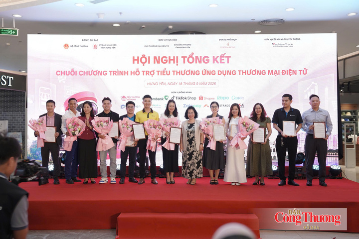 Phó Cục trưởng Cục Thương mại điện tử Nguyễn Thị Minh Huyền trao hoa và thư cảm ơn cho các đơn vị đồng hành cùng chuỗi chương trình