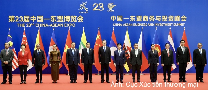 Phó Thủ tướng Thường trực Phạm Gia Túc và Phó Thủ tướng Thường trực Quốc vụ viện Trung Quốc Đinh Tiết Tường cùng lãnh đạo, đại diện các nước tham dự Hội chợ và Hội nghị thượng đỉnh thương mại và đầu tư Trung Quốc - ASEAN lần thứ 23